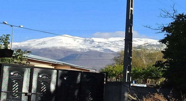 Süphan Dağı zirvesine mevsimin ilk karı yağdı