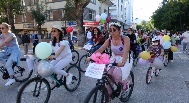 Süslü Kadınlar Bisiklet Turunda renkli görüntüler