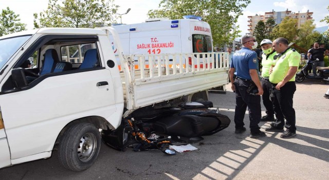 Tamirci çırağı, denemek için aldığı kamyonetle kaza yaptı: 1 yaralı