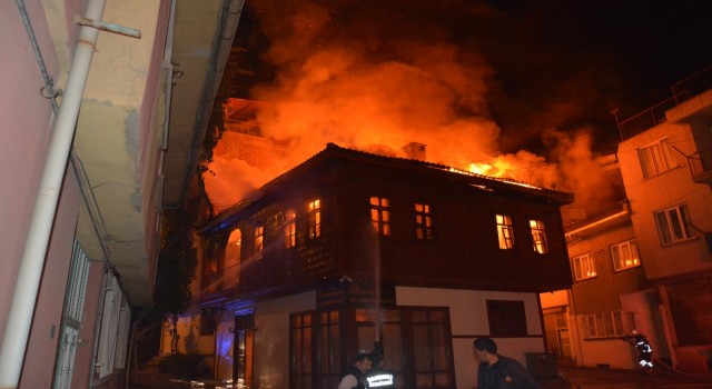 Tarihi ahşap konaktaki yangın 4 saatin sonunda söndürüldü