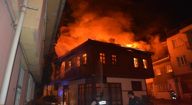 Tarihi ahşap konaktaki yangın 4 saatin sonunda söndürüldü