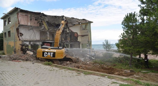 Türkelide eski halk eğitim binasının yıkımına başlandı