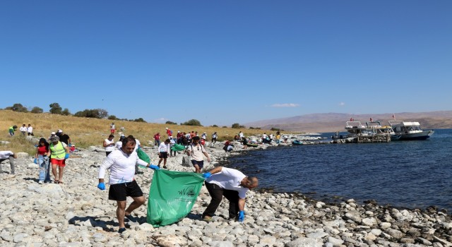 Van Büyükşehirin destekleriyle “1. Adır Adası Yüzme Festivali” kapsamında sahil temizliği yapıldı