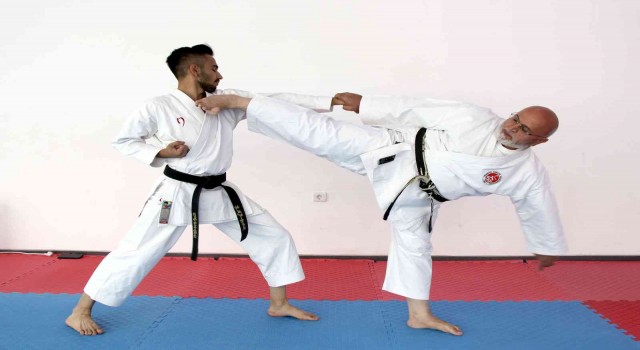 70lik karateci gençlere taş çıkartıyor