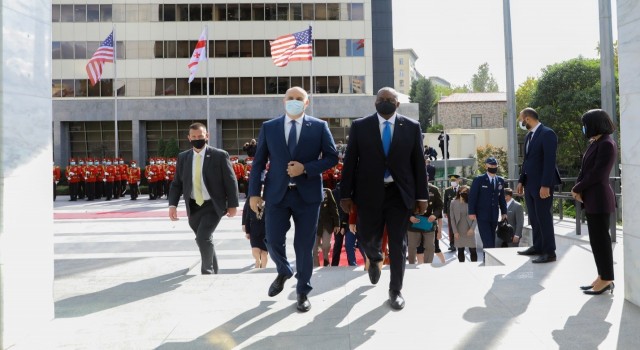 ABD Savunma Bakanı Lloyd Austin, mevkidaşı Juansher Burchuladze ile Gürcistanda bir araya geldi
