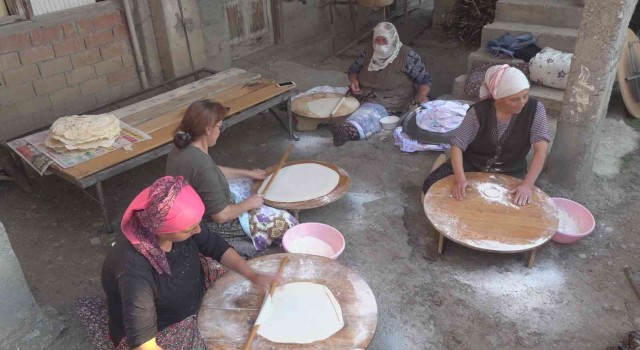 Amasyalı köylü kadınlar kışlık ekmeklerini imece usulü ile yapıyorlar