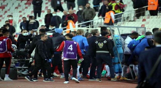 Bahattin Şimşek sahadan polisle çıktı!