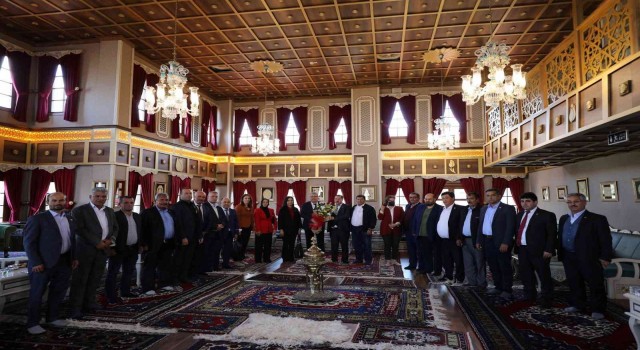 Başkan Çerçi muhtarları Yunus Emre Kültür Parkında ağırladı