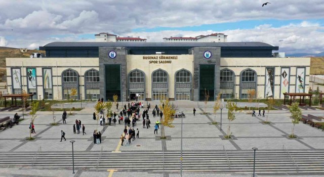 Bayburt Üniversitesi Spor Salonuna Milli Boksör Busenaz Sürmelinin adı verildi