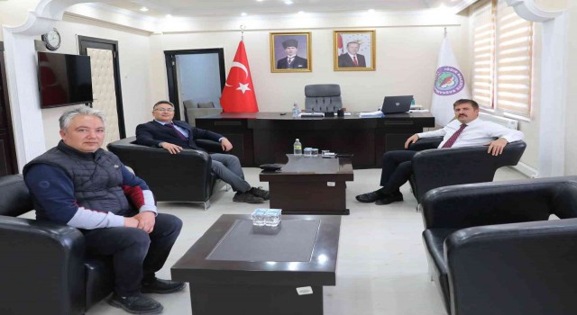 Bulduğu hastalığa ismi verilen beşinci Türk doktor olan Doç. Dr. Sedat Işıkay, Vali Sarıibrahimi ziyaret etti