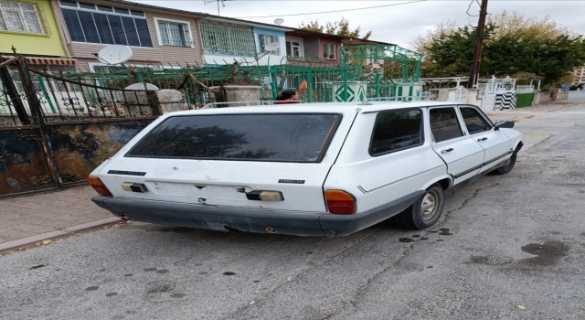 Çaldıkları otomobile binerken yakalandılar