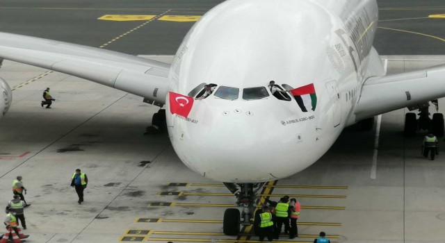 Dünyanın en büyük yolcu uçağıyla İstanbul Havalimanına ilk tarifeli uçuş