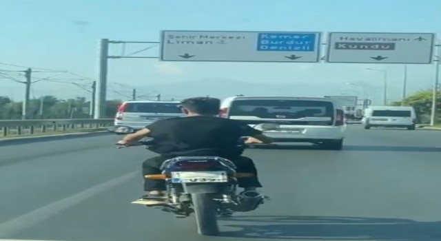 Ehliyetsiz motosiklet sürücüsünün maskeyi taktığı yeri görenler şaşkınlık yaşadı