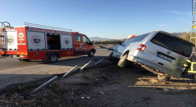 Elazığda hafif ticari araç bariyere çarptı: 2 yaralı
