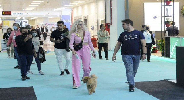 Evcil hayvanını alan Petzoo Eurasia Fuarına geldi