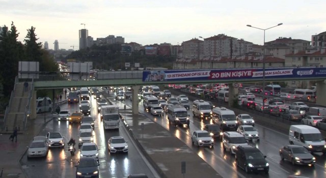 İstanbulda haftasonu öncesi trafik yoğunluğu
