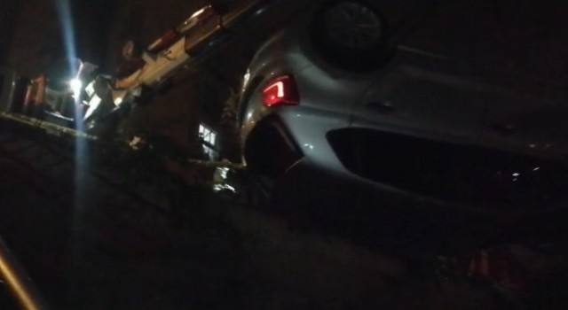 İstanbulda otomobil 25 metreden uçtu, şoför son anda kurtuldu