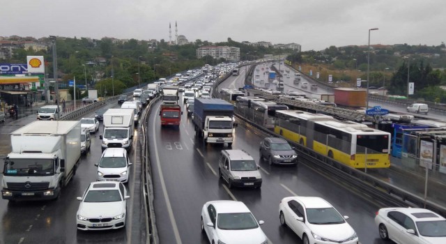 İstanbulda yağışın etkisiyle trafik yoğunluğu arttı