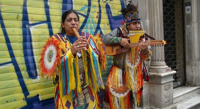 İstiklal Caddesinde Kızılderili kıyafetli sokak müzisyenlerine yoğun ilgi