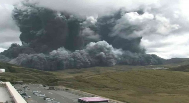 Japonyada volkanik hareketlilik alarmı: Aso Yanardağında patlama meydana geldi