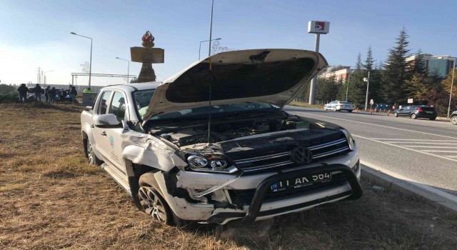 Kamyonet ile ticari araç çarpıştı, sürücüler yaralandı