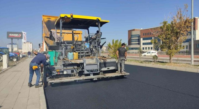 Karsta sıcak asfalt yol çalışmaları devam ediyor