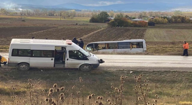 Kastamonuda polis memurlarını taşıyan midibüs kaza yaptı: 12 yaralı