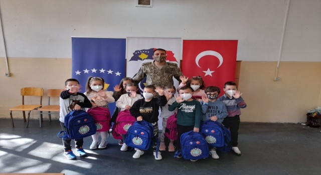 Kosova Türk Temsil Heyeti Başkanlığından öğrencilere kırtasiye yardımı