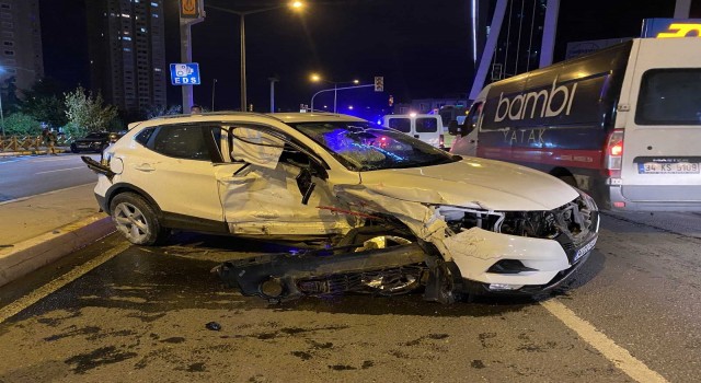 (Özel) Ataşehirde iki otomobil kafa kafaya çarpıştı: 2 yaralı