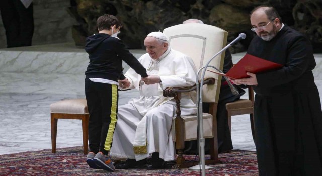 Papa Francise 10 yaşındaki çocuktan sevgi gösterisi
