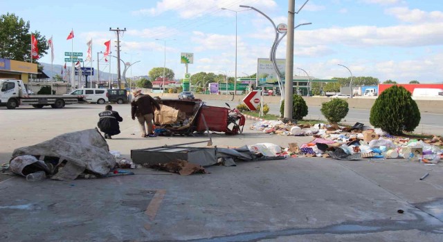 Petrol istasyonuna dalan taksi, hurda aracı ve otomobile çarptı: 1 ölü