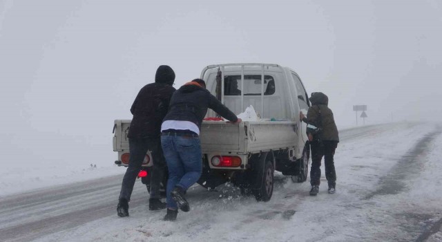 Sahara Geçidinde kar ve tipi