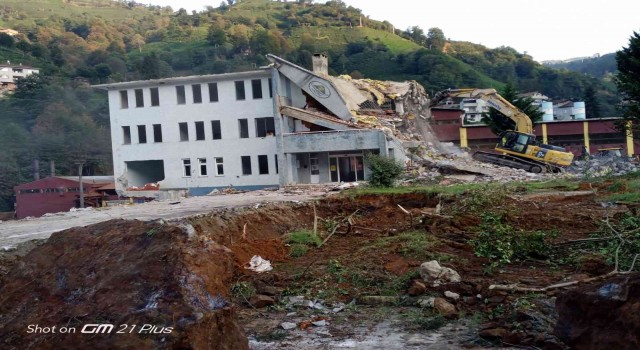 Selden zarar gören Büyükköy beldesinde belediye binasının yıkımına başlandı