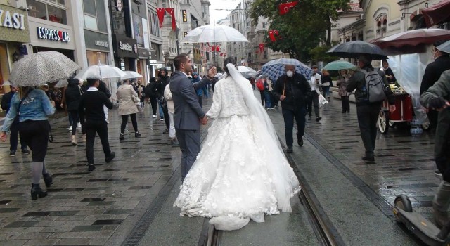 Taksimde düğün fotoğrafı çektiren İranlı çift ilgi topladı