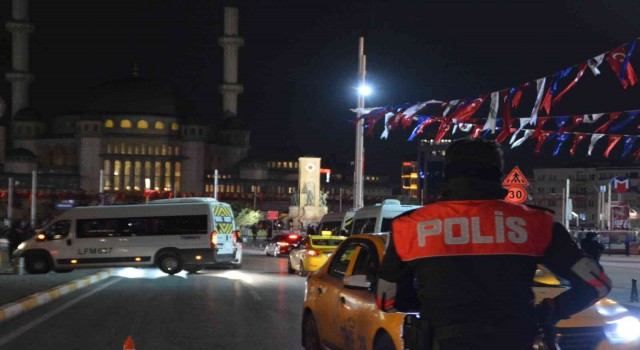 Taksimde polisin denetlediği taksiciye yoldan geçen kadından küfürlü tepki