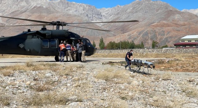 Tuncelide askeri helikopterler, kurtarma operasyonları ile yemleme çalışmalarında da kullanılıyor