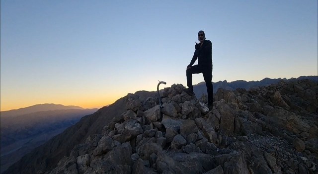 Türkiyenin ilk ve tek solo alpinisti Erdek Cennet, Munzur Dağlarının zirvesine tırmandı