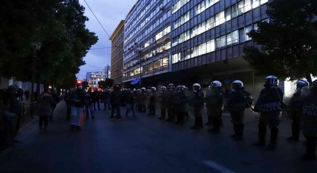 Yunanistanda polis şiddetine karşı halk sokaklara döküldü