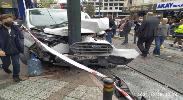 Zeytinburnunda tramvay yoluna girmeye çalışan araçla tramvay çarpıştı: Kaza anı kamerada