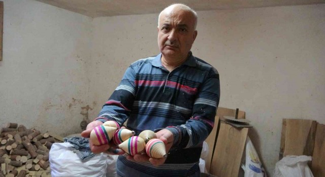 41 yıldır talaş tozları arasında çocuklar için topaç üretiyor