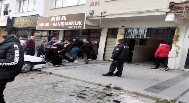 Annesini öldürüp babasını yaralayan şahıs hayatını kaybetti