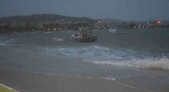 Ayvalıkta fırtına 4 balıkçı teknesini batırdı