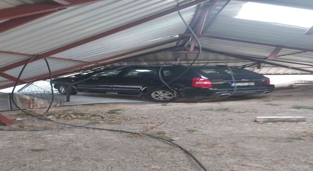 Burhaniyede fırtınanın uçurduğu çatı otomobilin üzerine düştü
