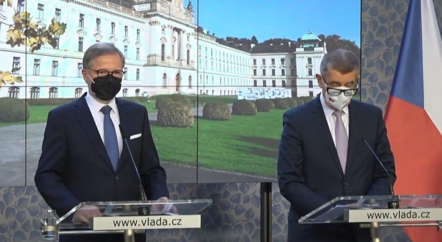 Çekyada mevcut Başbakan ve göreve başlayacak olan Başbakan Fialadan ortak aşı kampanyası