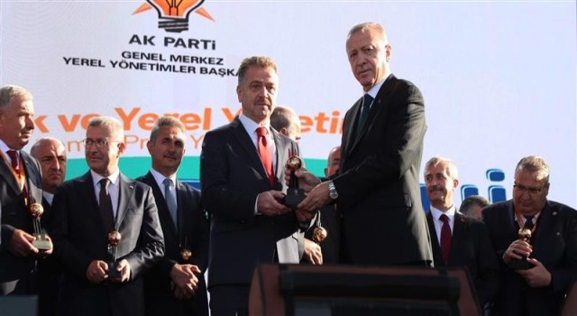 Cumhurbaşkanı Erdoğandan Başkan Ustaya bir ödül daha