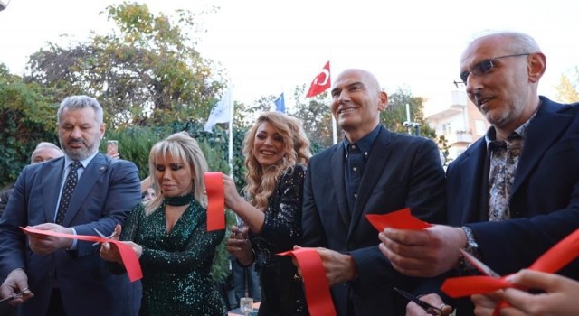 guzellik salonunun acilisini unlu isimler yapti