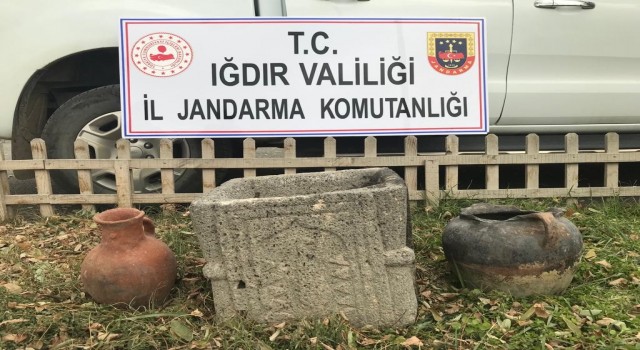 Iğdırda tarihi dibek taşı, testi ve çömlek ele geçirildi