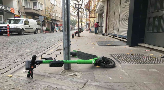 Kaldırımı işgal eden scooterlardan vatandaş dertli