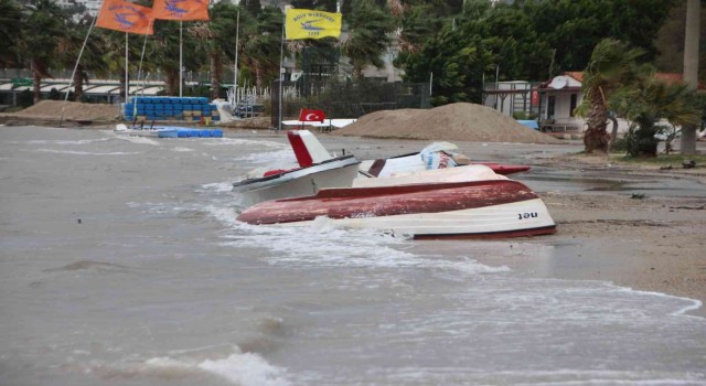 Kayıklar alabora oldu, tekne kıyıya vurdu