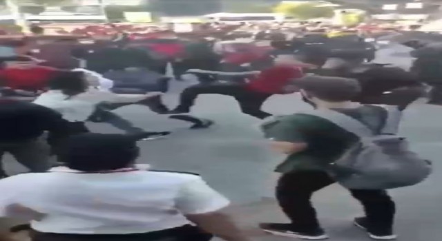 Liseli öğrencilerin okul çıkışı kavgası savaş meydanını aratmadı